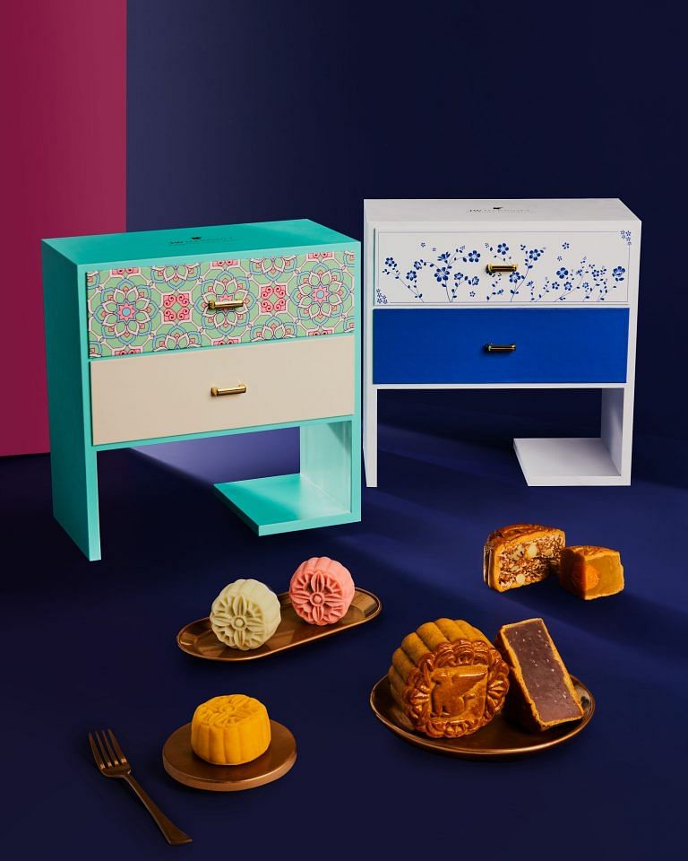 Luxury Mooncake gift box 2021(Merdeka Sale), Food & Drinks, Packaged &  Instant Food on Carousell