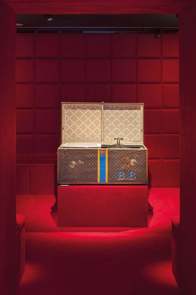 LV LOUIS VUITTON TOTE BAG COLLECTIBLE FROM “200 TRUNKS, 200 VISIONARIES:  THE EXHIBITION” IN SINGAPORE, Women's Fashion, Bags & Wallets, Tote Bags on  Carousell